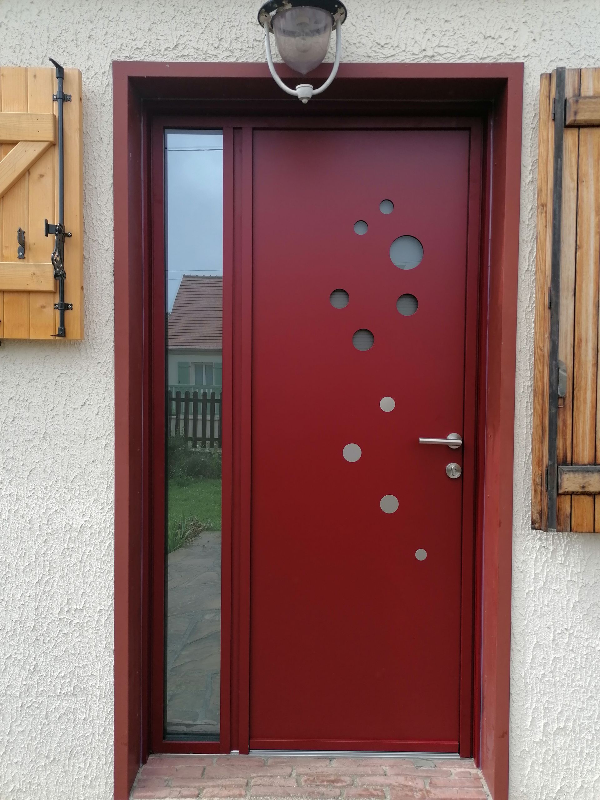 Porte d'entrée bordeaux en aluminium