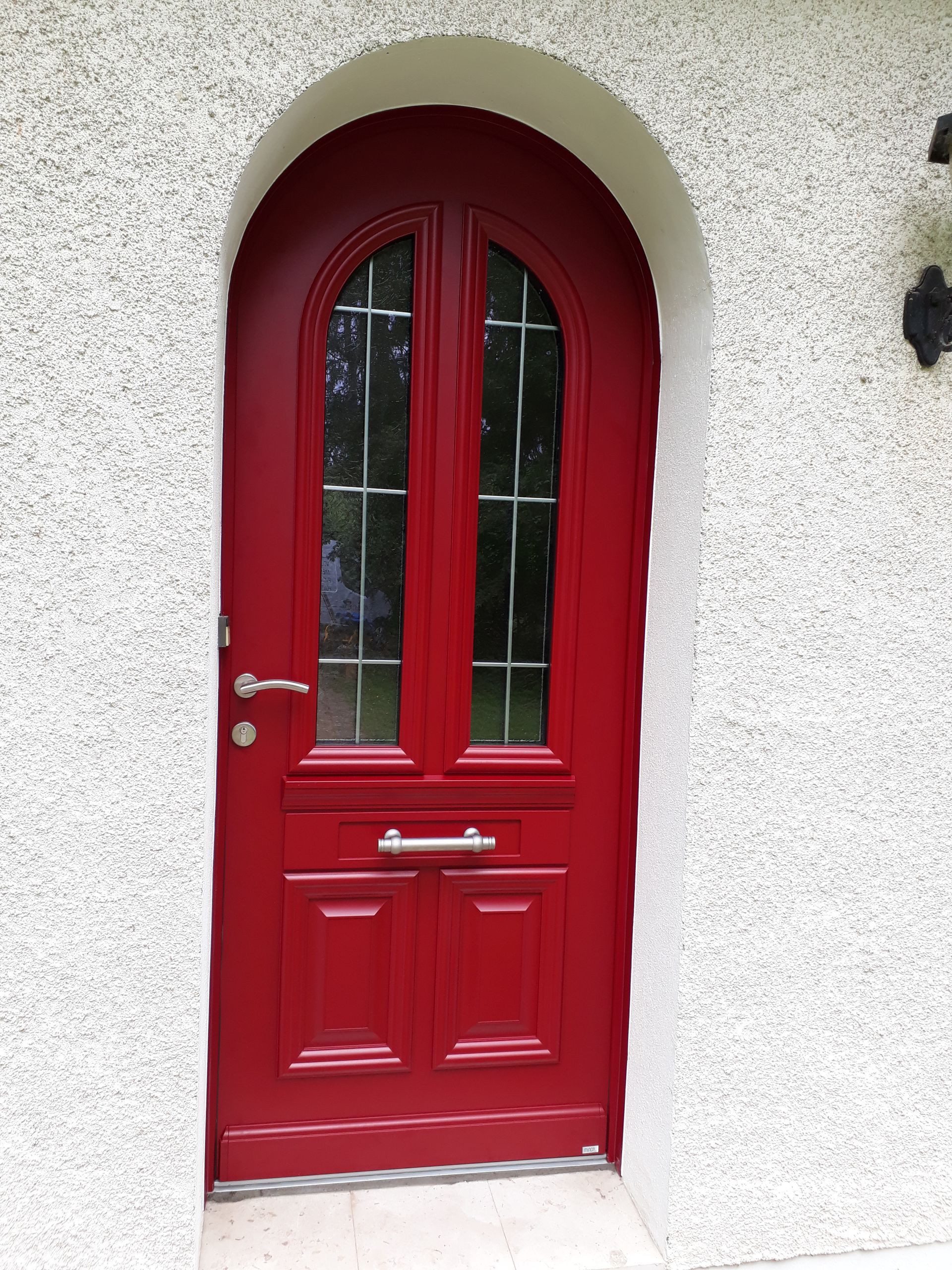 Porte d'entrée rouge et vitrée