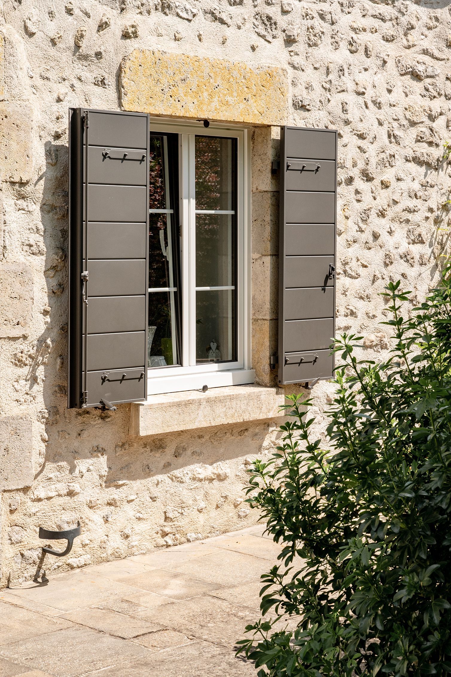 Pose de volets battants Triton Gris