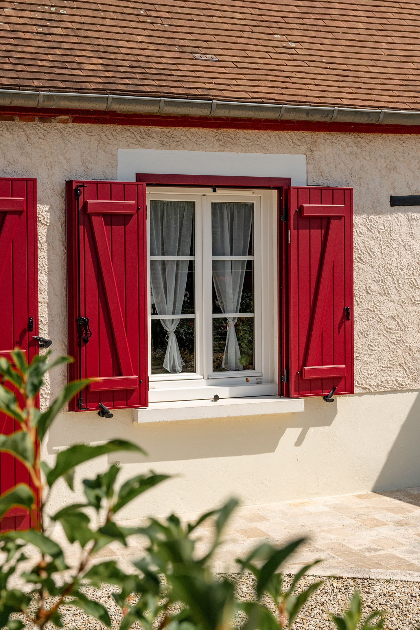 Volets battants Zeus bordeaux pour fenêtre