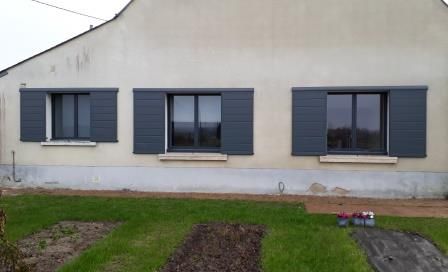 Pose de volets coulissants gris foncé Diamant