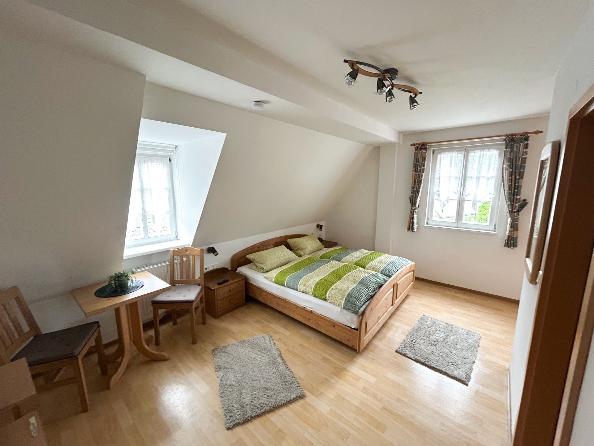 Frau an einem Spa-Empfang im Gespräch mit einer Rezeptionistin hinter dem Tresen.