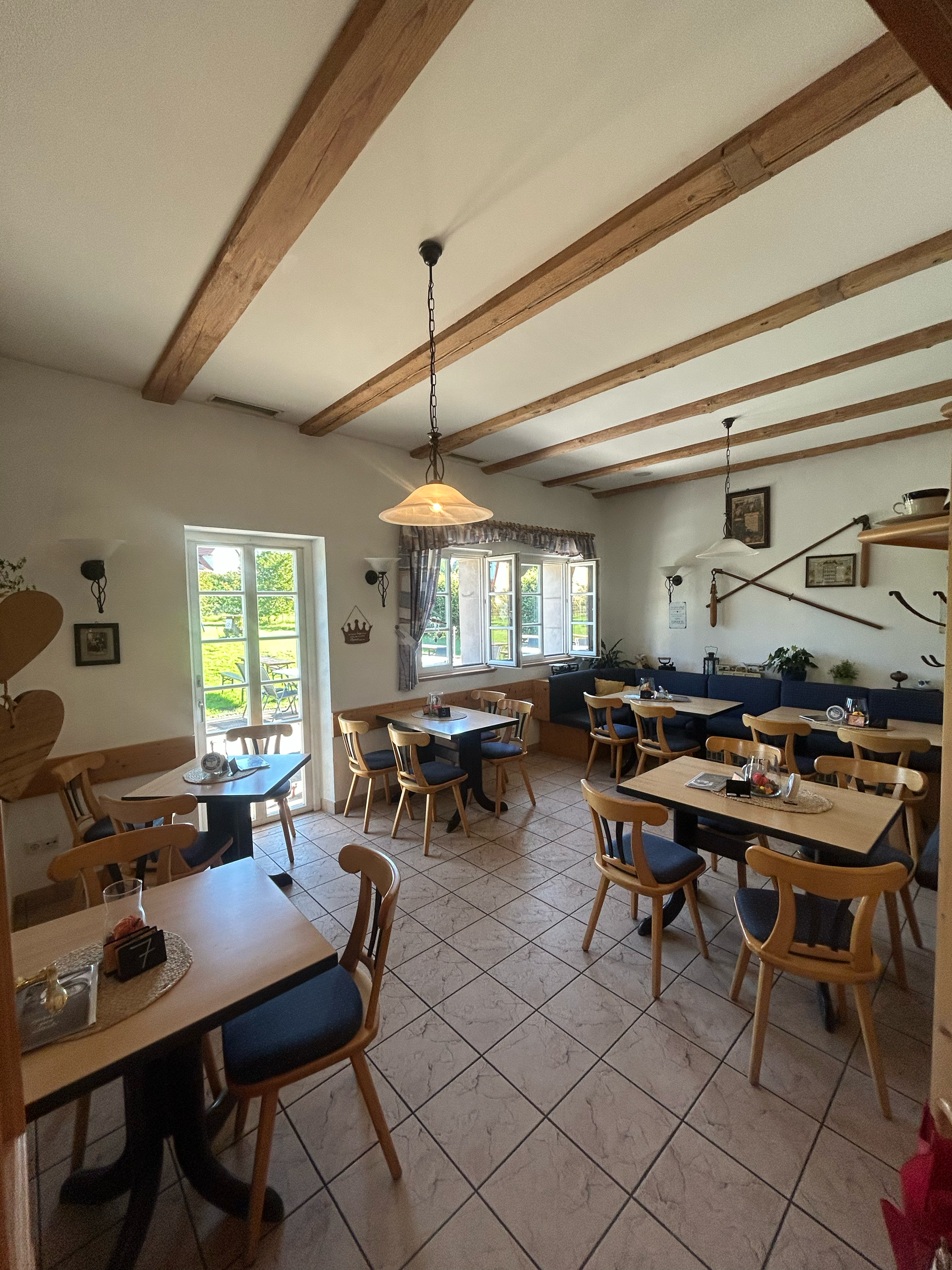 Eine Gruppe von Freunden genießt buntes Essen und Getränke an einem Tisch im Freien. Lächelnd und nach dem Essen greifend.