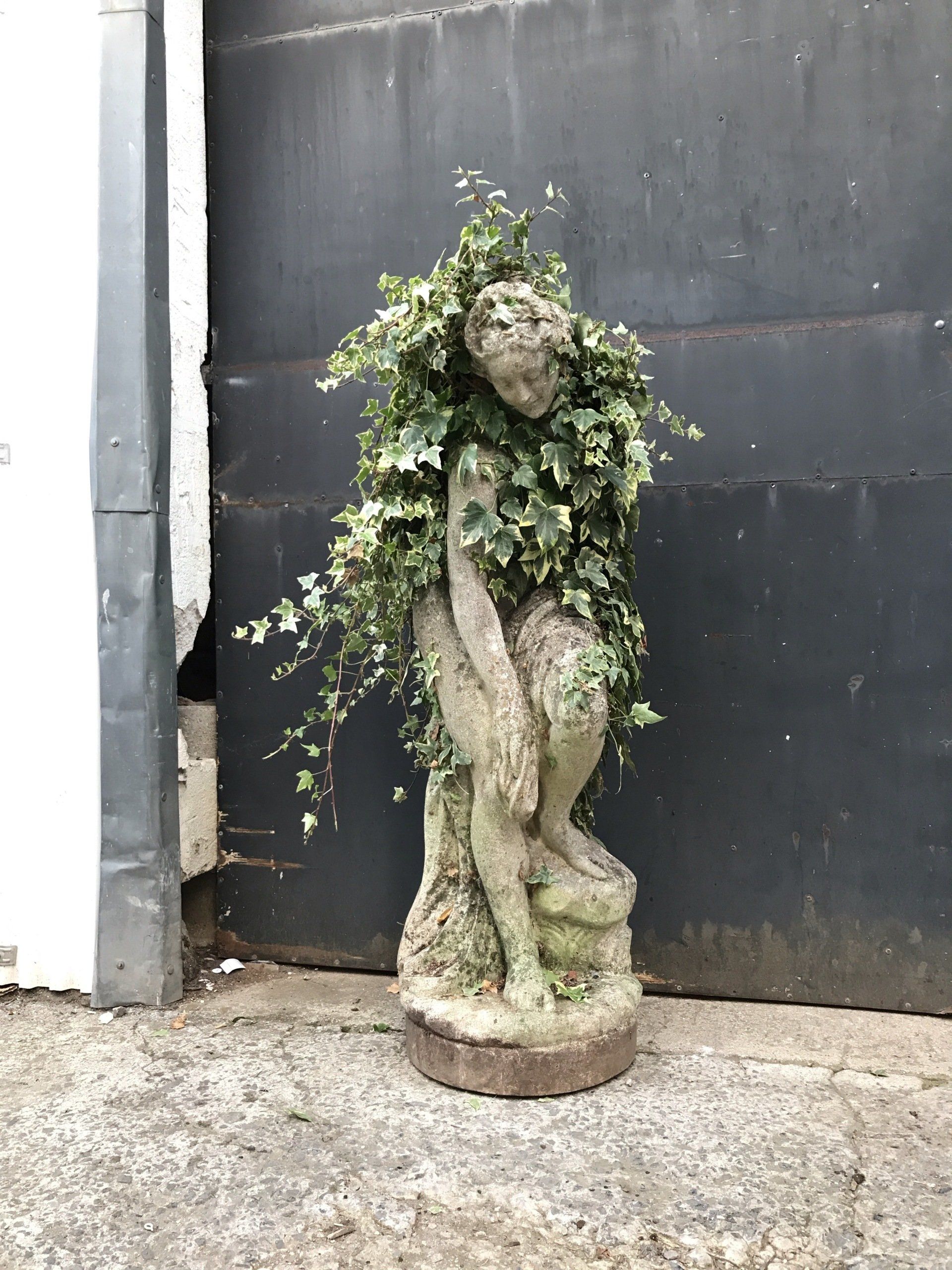 Statue de jardin avec lierre