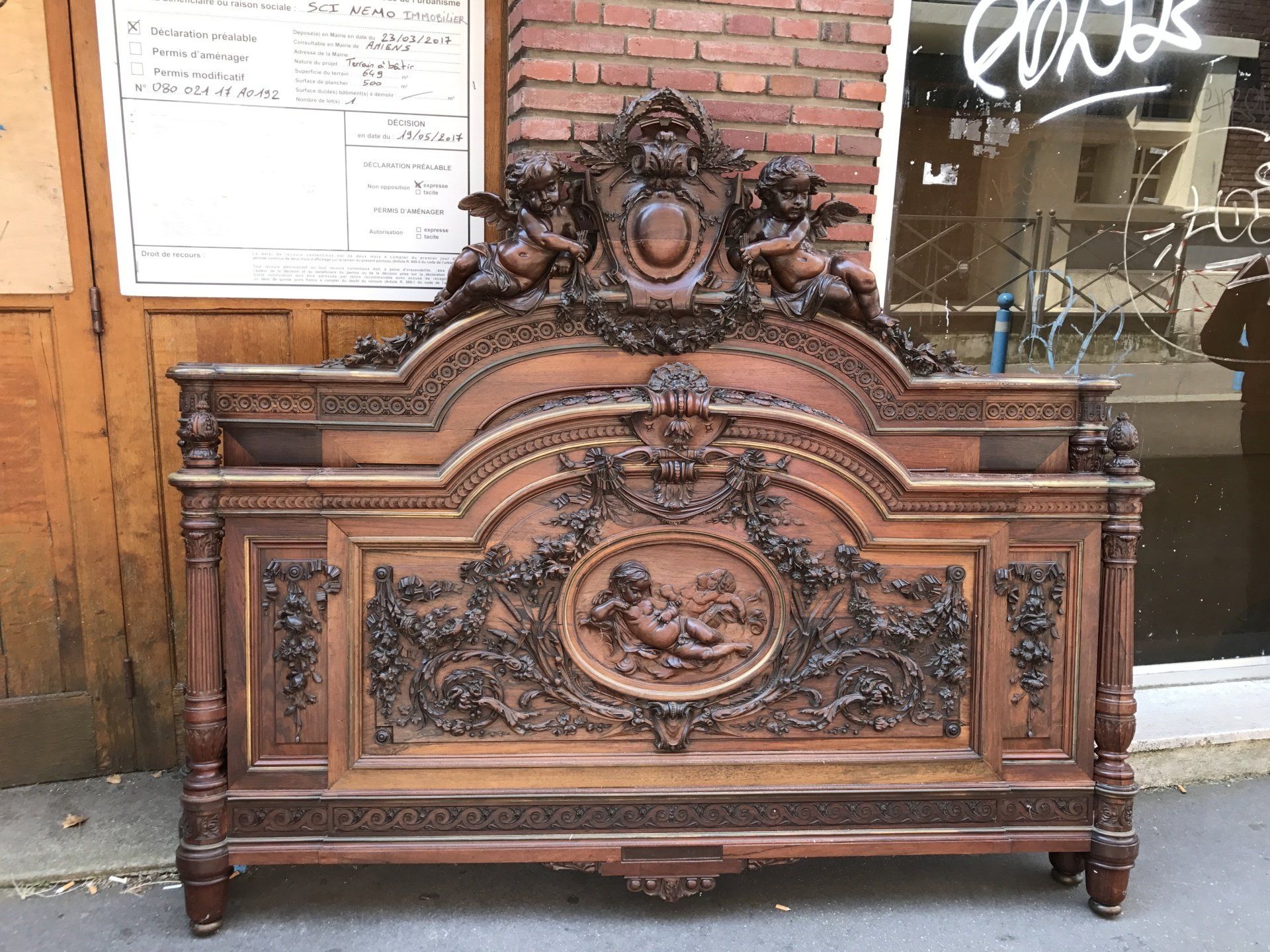 Meuble ancien ouvragé