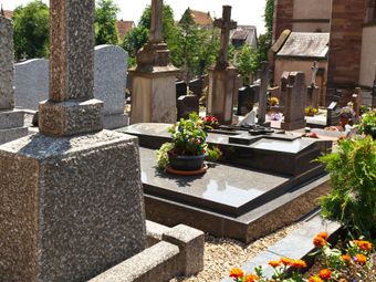 Tombes dans un cimetière