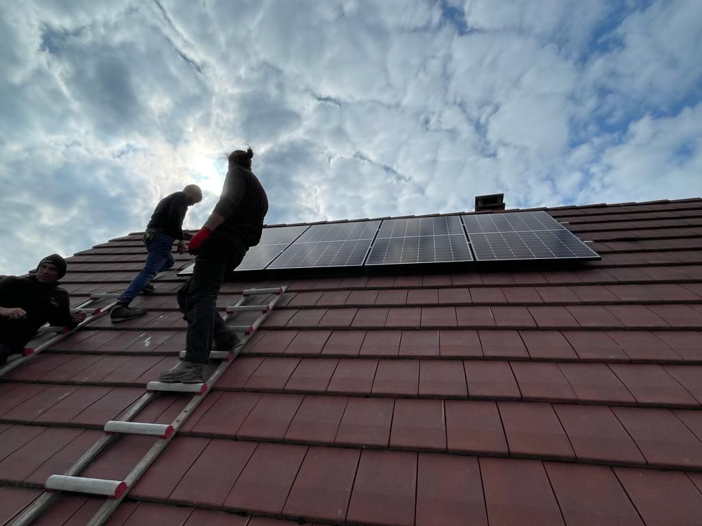 Pose de panneaux photovoltaïques sur un toit
