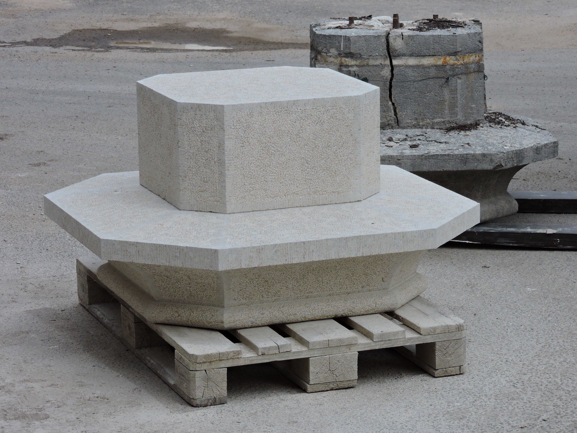 Façonnage d'un bloc de pierre