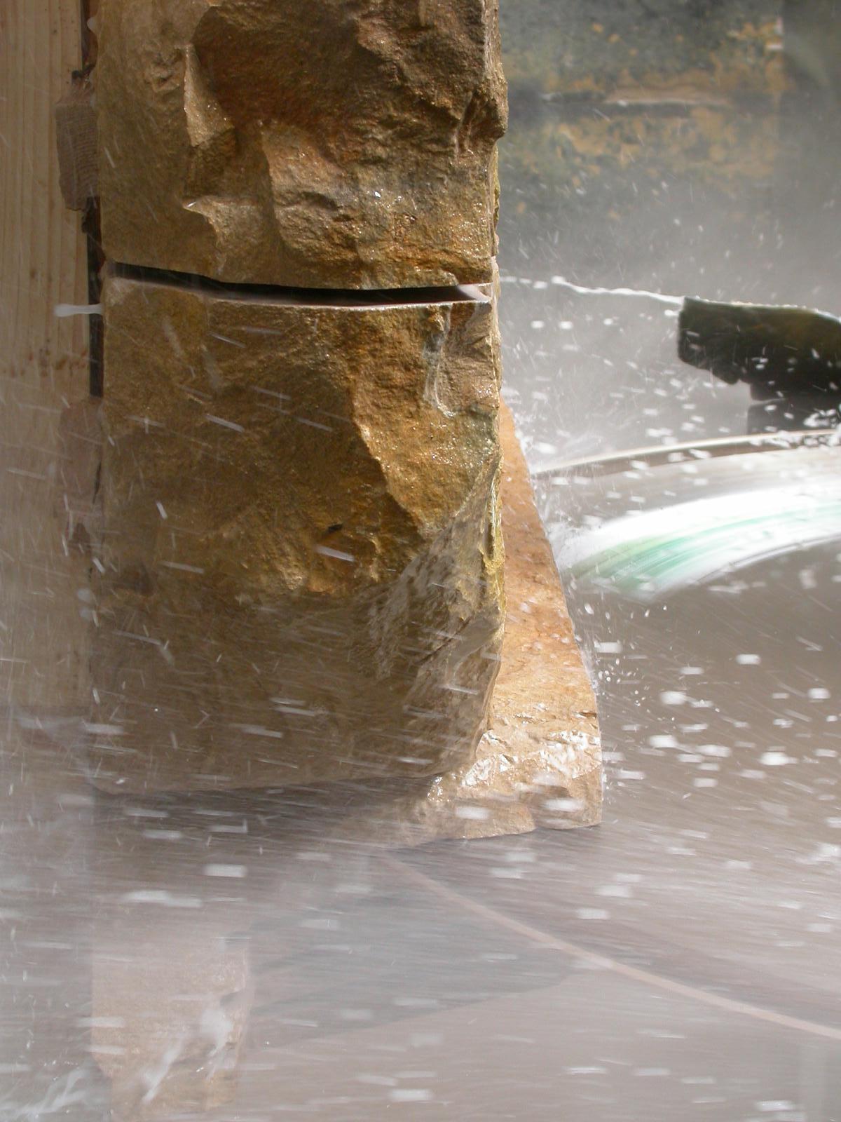 Sciage d'un bloc de pierre au disque