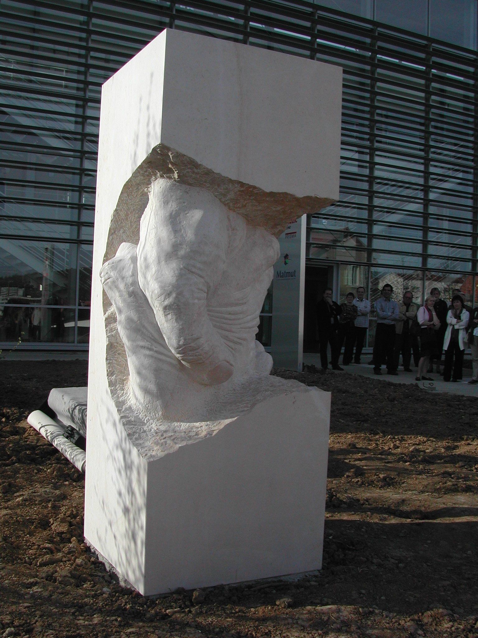 Sculpture de mains en pierre