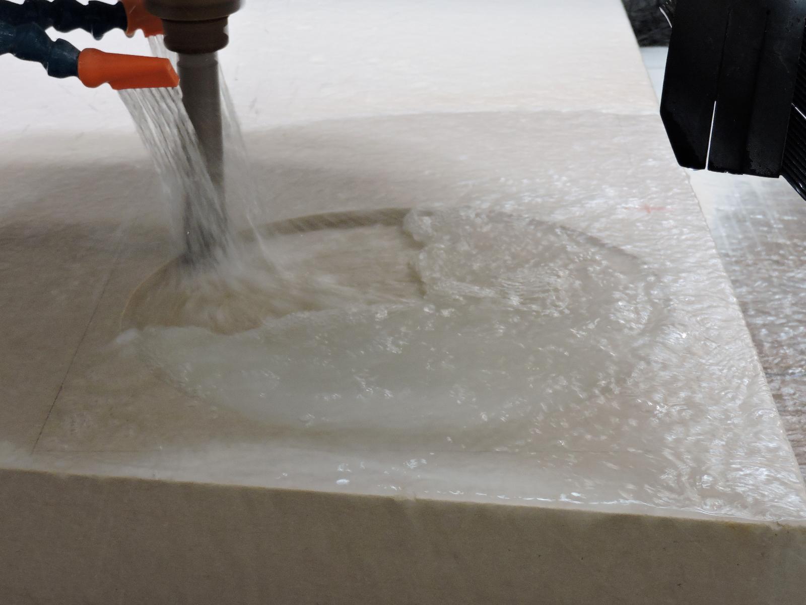 Usinage d'une vasque de salle de bains