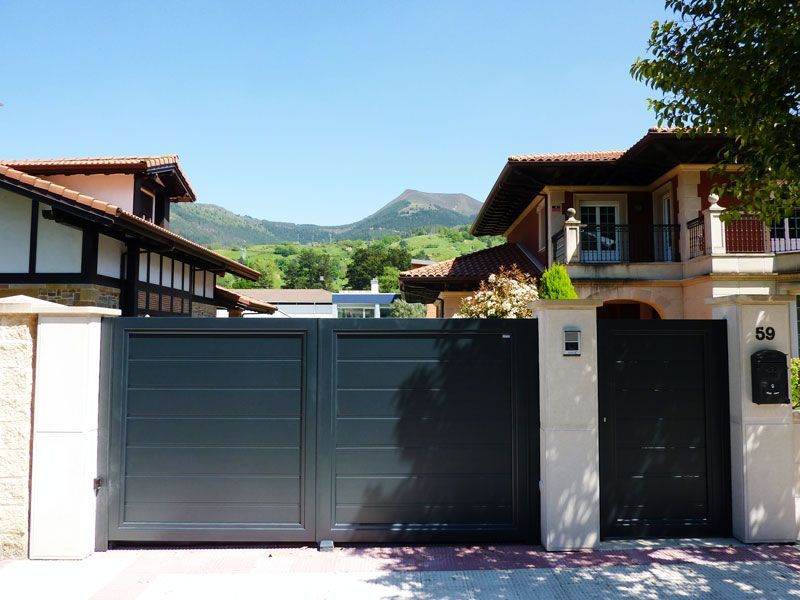 Una casa con el número 50 en el costado