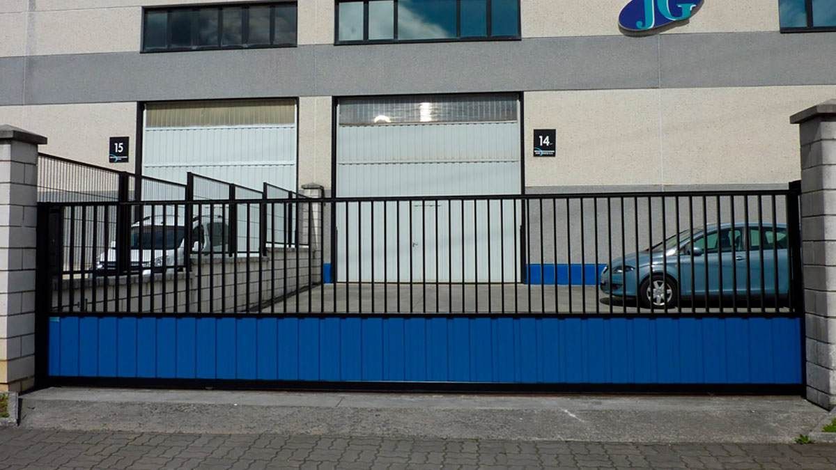 Un coche está aparcado delante de un edificio con una puerta azul.
