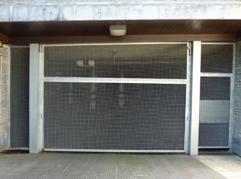 Una puerta de garaje con un patrón de cuadrícula.