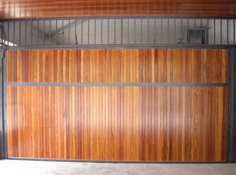 Una puerta de garaje de madera con marco de metal