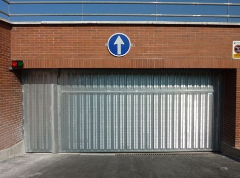 Una puerta de garaje con una flecha apuntando hacia arriba.