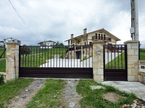 Una casa con una puerta corrediza en el frente