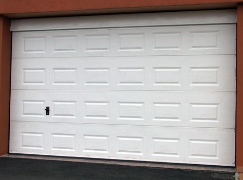 Una puerta de garaje blanca con el número 1.