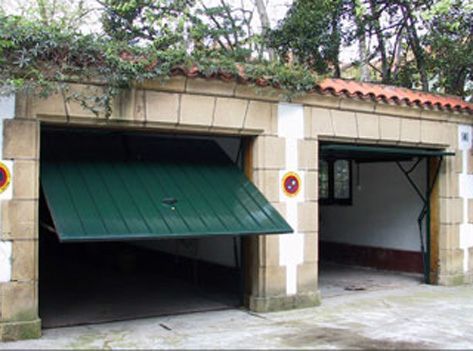 Un garaje con una puerta verde que está abierta