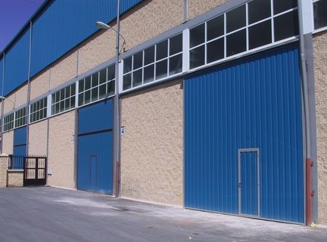 Un edificio con muchas ventanas y puertas azules.
