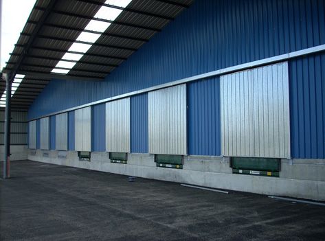 Un almacén con paredes azules y puertas correderas.