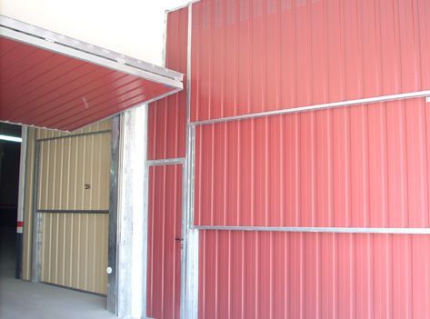 Una pared roja con una puerta blanca en un edificio.