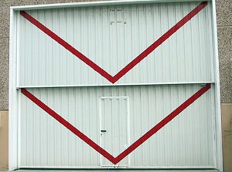 Una puerta de garaje blanca con rayas rojas.