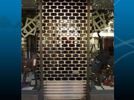 Un escaparate con una pared de ladrillos y una persiana enrollable.