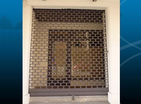 Una puerta con una reja y un fondo azul.