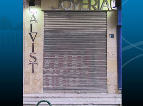 Un escaparate con un cartel que dice 