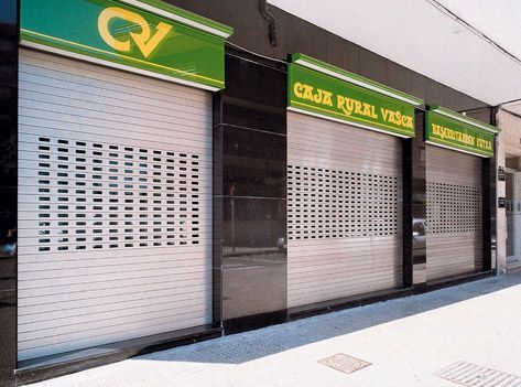 Un escaparate con un cartel que dice CV.