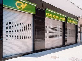 Un edificio con un cartel verde que dice CV.