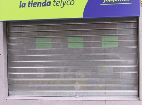 Un escaparate con un cartel que dice la tienda telco
