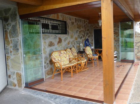 Hay un patio con un sofá y sillas.