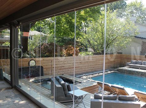 Un patio con puertas corredizas de vidrio que conducen a una piscina.