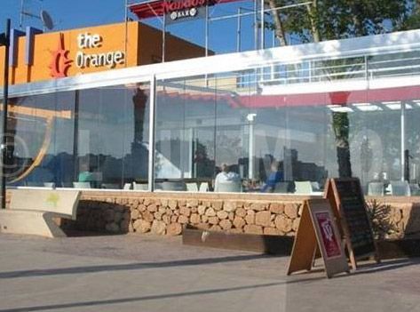 El exterior de un restaurante llamado La Naranja