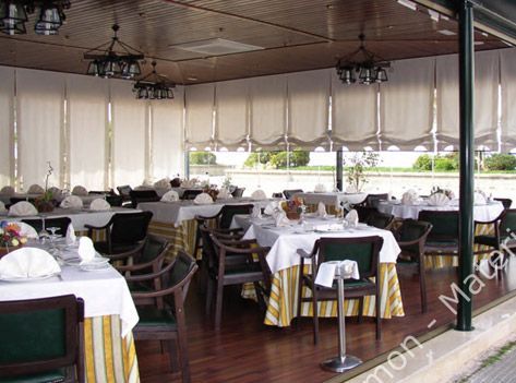 Un restaurante con mesas y sillas y un cartel que dice materia