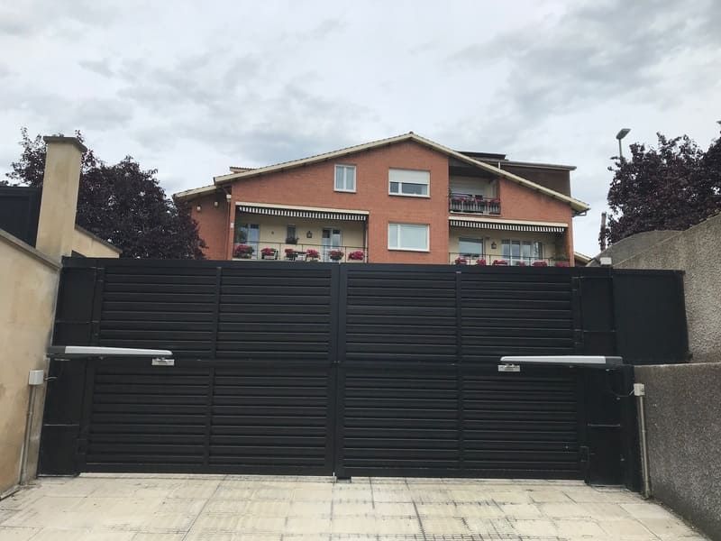 Una casa grande con una puerta negra delante de ella.