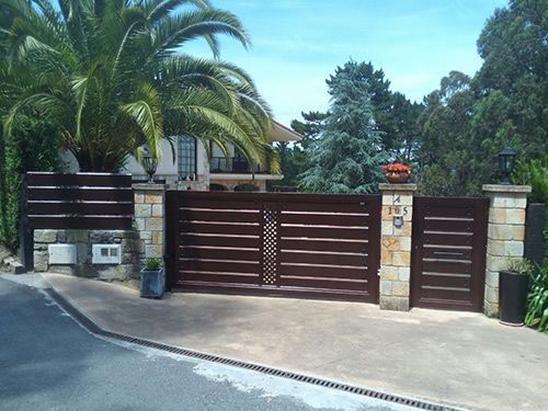 Una gran puerta de madera está frente a una casa.