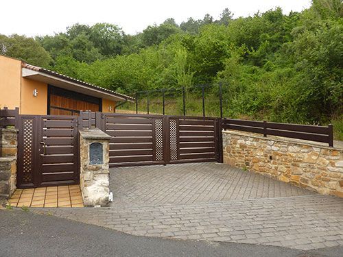 Una casa con una puerta de madera y un buzón delante de ella.