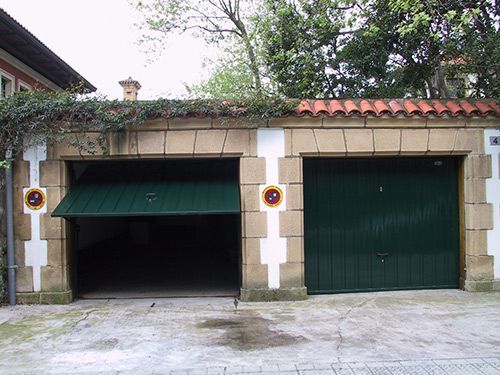 Un garaje con una puerta verde que está abierta