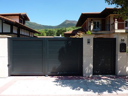 Una casa grande con una puerta corrediza en el frente.