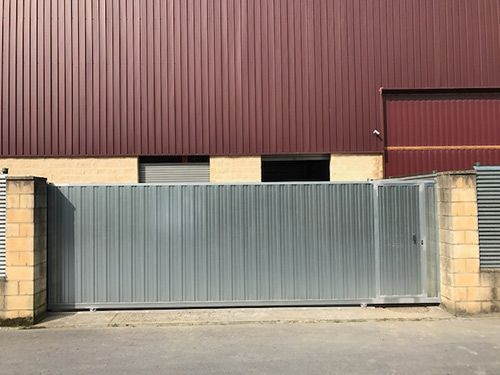 Una puerta corrediza está abierta delante de un edificio