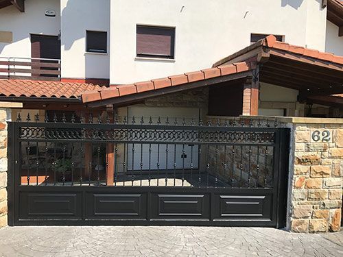 Una casa con una puerta negra delante