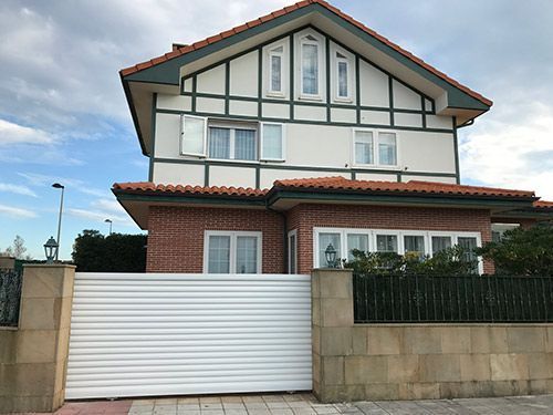 Una casa grande con una puerta corrediza blanca en el frente.