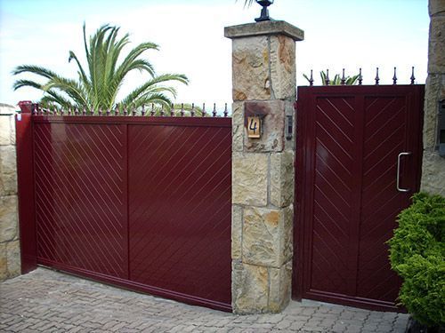 Una puerta roja con el número 4