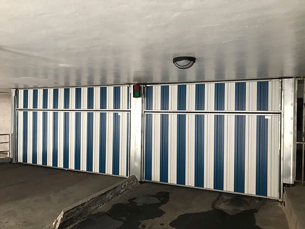 Una puerta de garaje con rayas azules y blancas está abierta