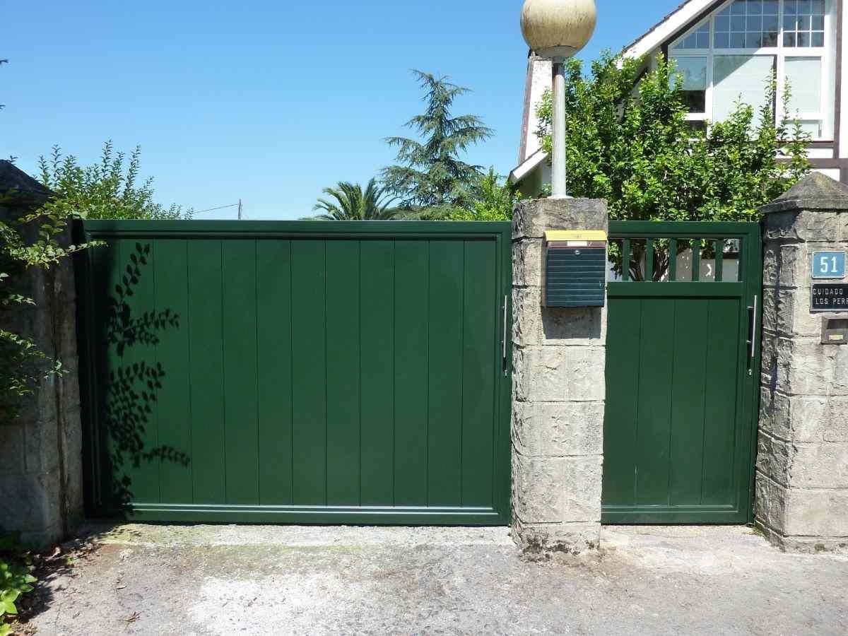 Una puerta verde con el número 31