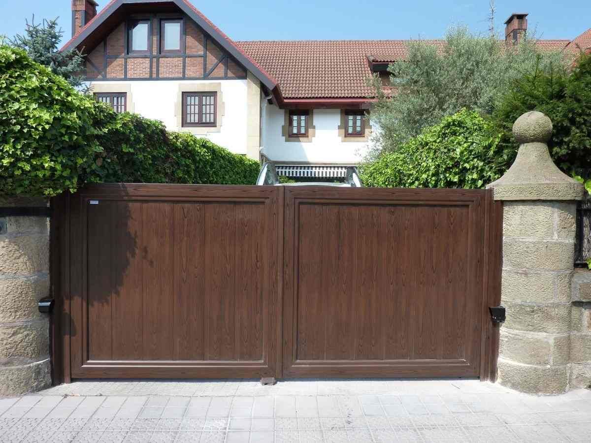 Una casa con una puerta de madera delante de ella