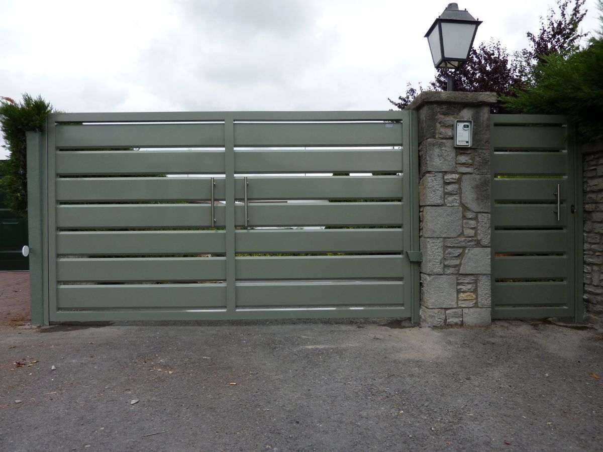 Una puerta verde con un muro de piedra detrás.